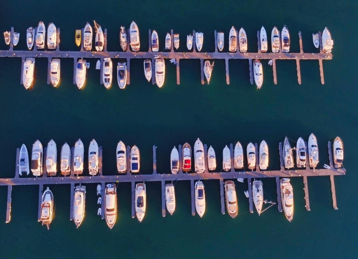 Marina Del Gargano Houseboat Hotel Manfredonia Bagian luar foto
