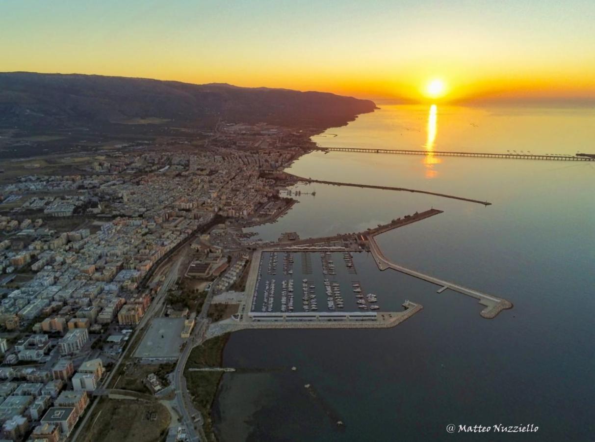 Marina Del Gargano Houseboat Hotel Manfredonia Bagian luar foto