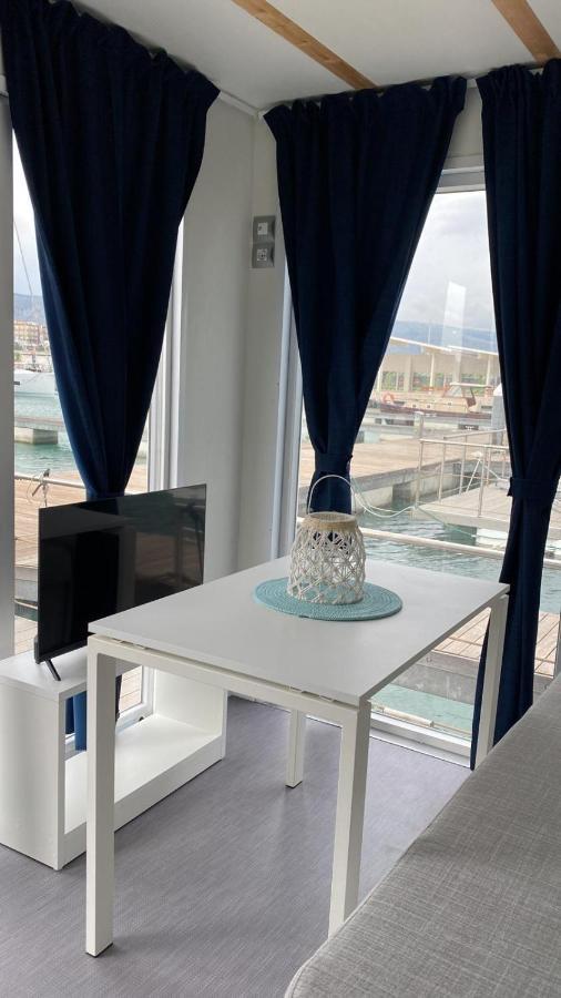 Marina Del Gargano Houseboat Hotel Manfredonia Bagian luar foto