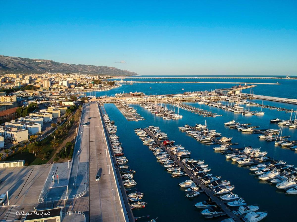Marina Del Gargano Houseboat Hotel Manfredonia Bagian luar foto