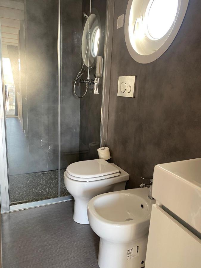 Marina Del Gargano Houseboat Hotel Manfredonia Bagian luar foto