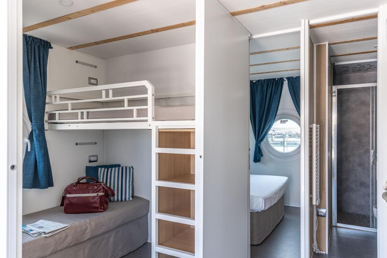 Marina Del Gargano Houseboat Hotel Manfredonia Bagian luar foto