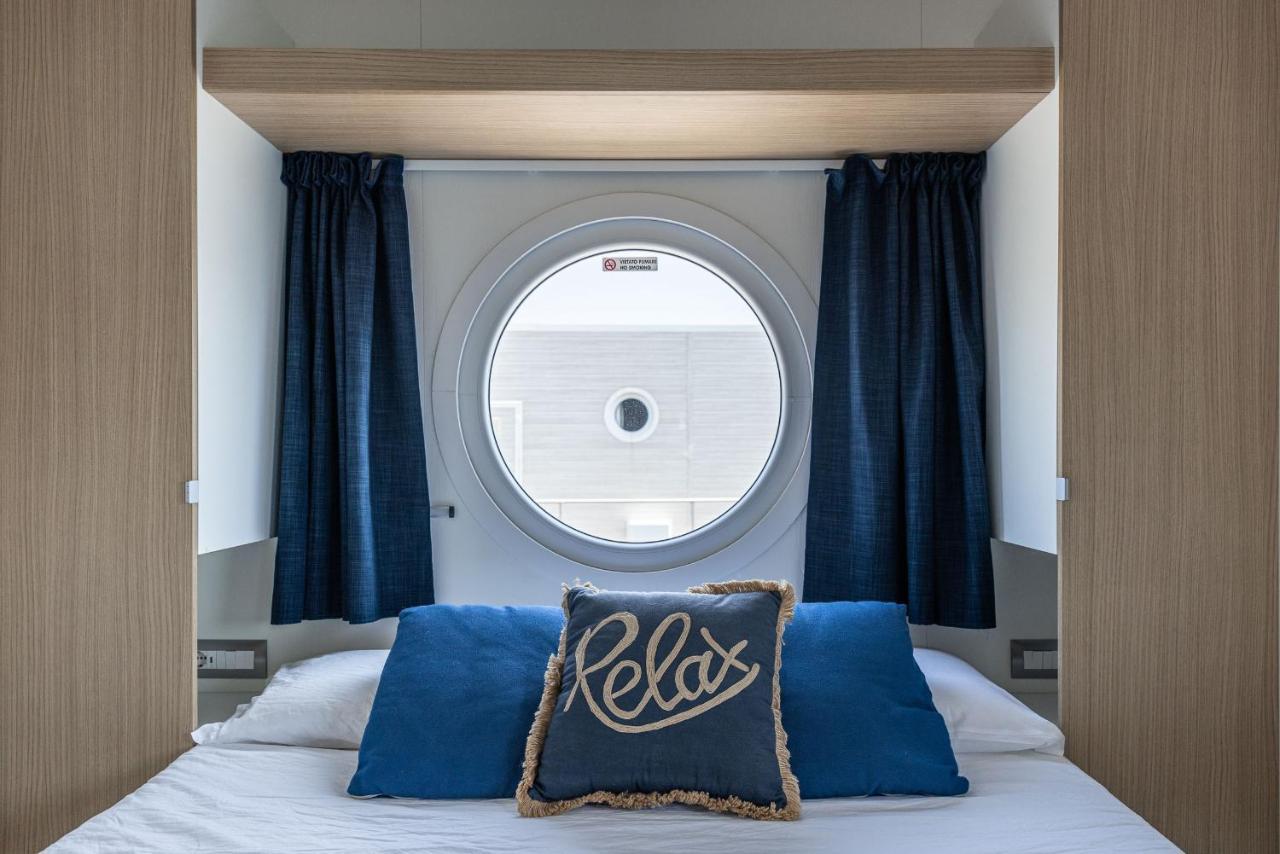 Marina Del Gargano Houseboat Hotel Manfredonia Bagian luar foto