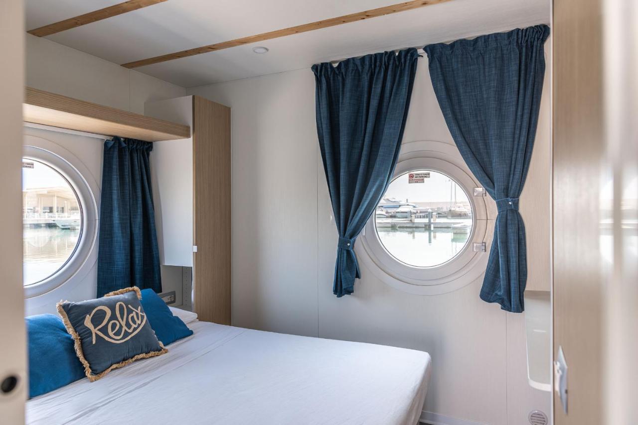 Marina Del Gargano Houseboat Hotel Manfredonia Bagian luar foto