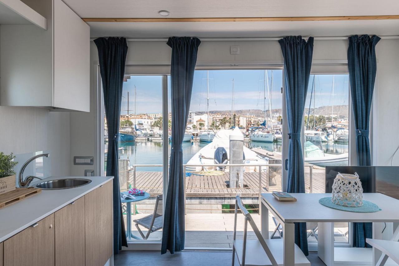 Marina Del Gargano Houseboat Hotel Manfredonia Bagian luar foto