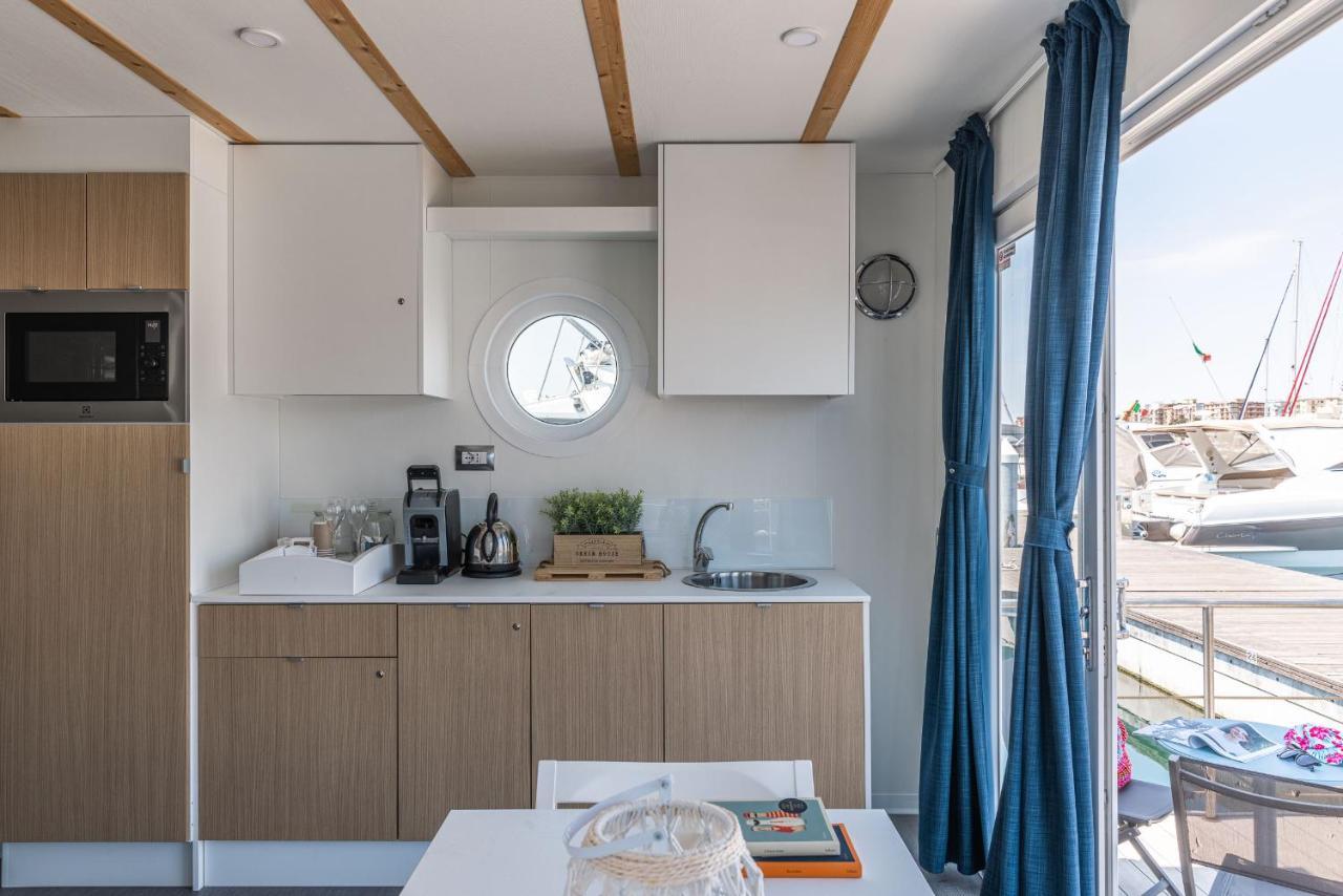 Marina Del Gargano Houseboat Hotel Manfredonia Bagian luar foto