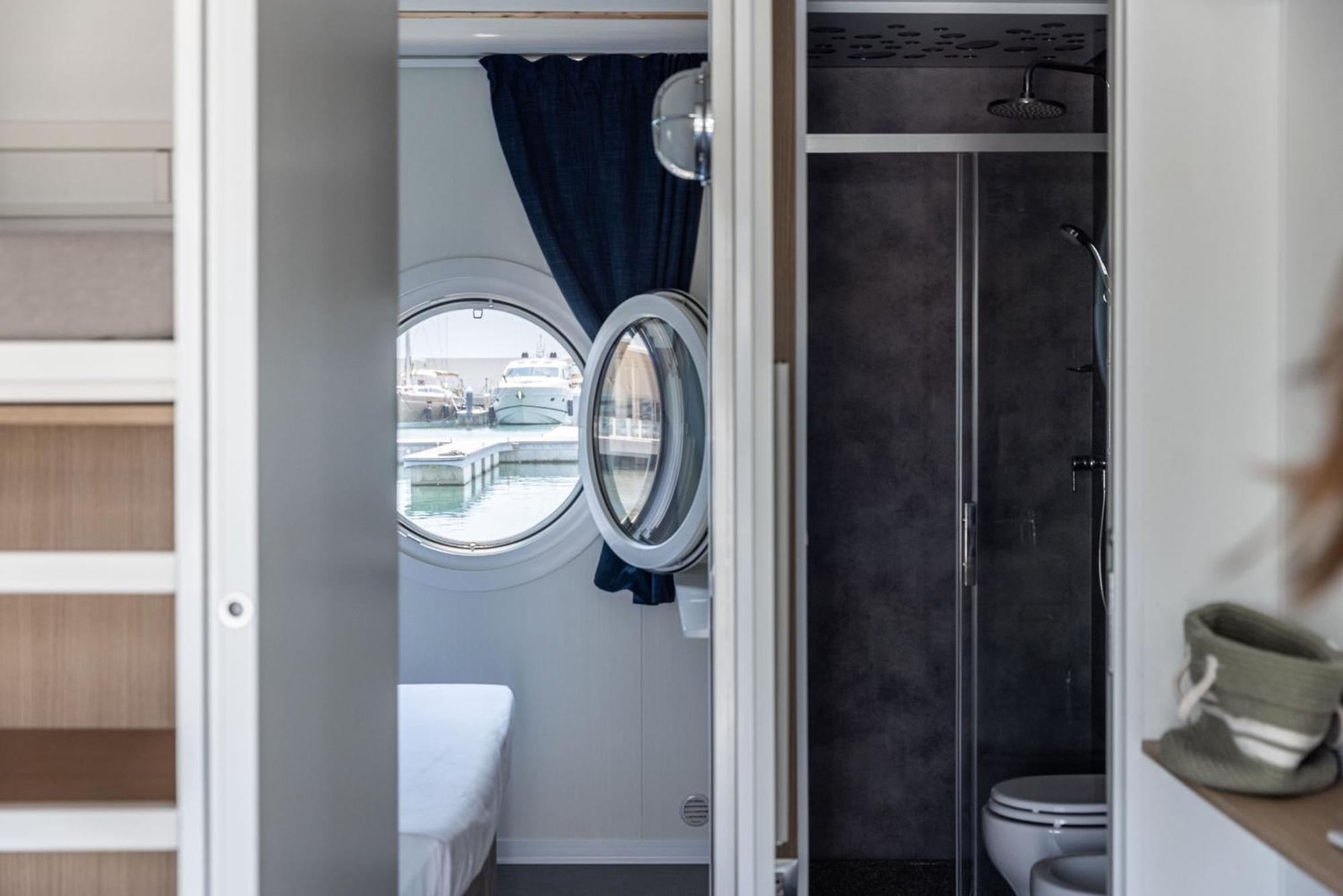 Marina Del Gargano Houseboat Hotel Manfredonia Bagian luar foto