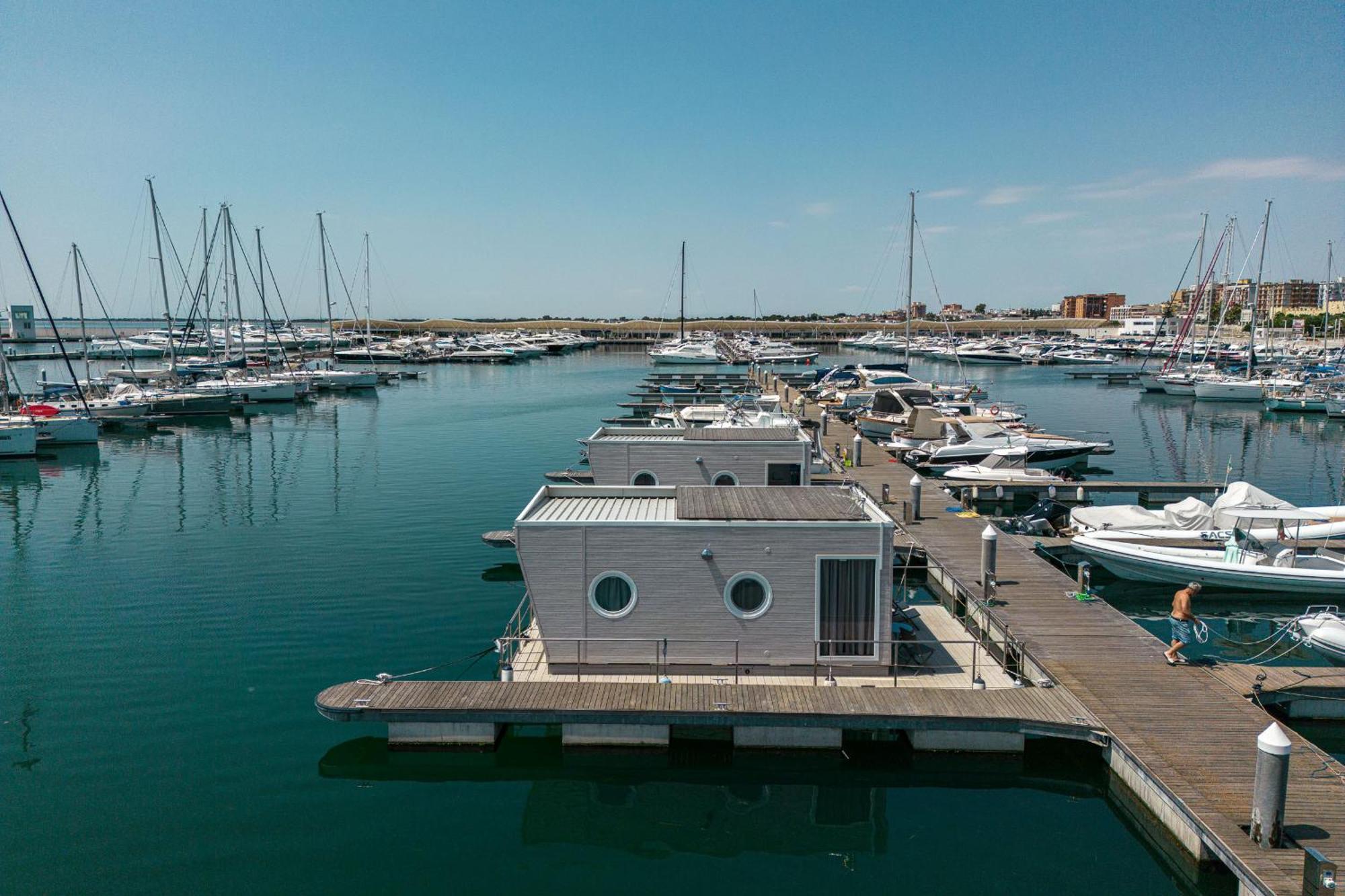 Marina Del Gargano Houseboat Hotel Manfredonia Bagian luar foto
