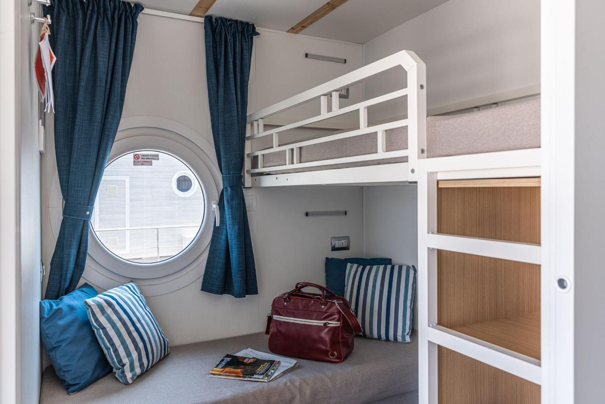 Marina Del Gargano Houseboat Hotel Manfredonia Bagian luar foto