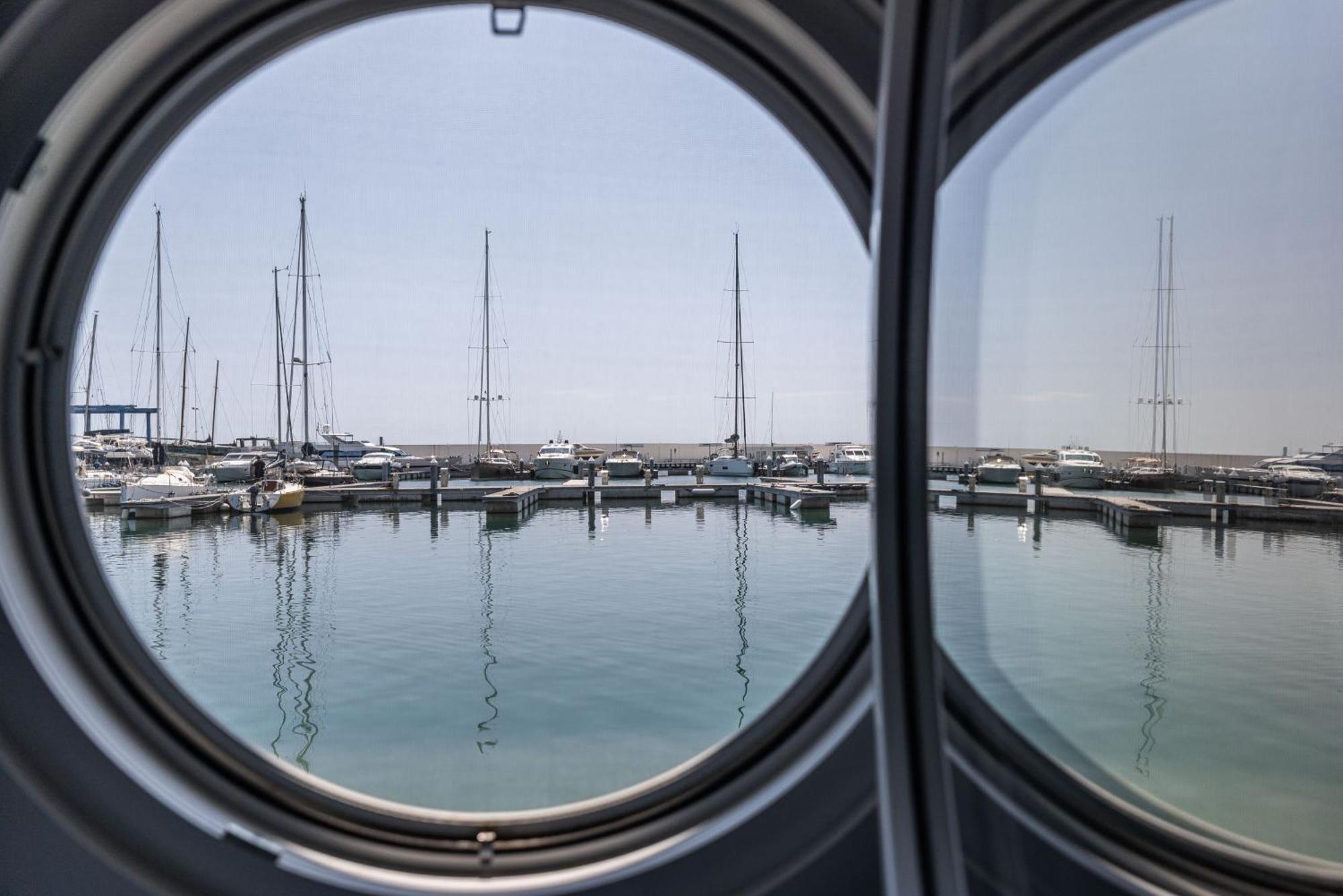 Marina Del Gargano Houseboat Hotel Manfredonia Bagian luar foto