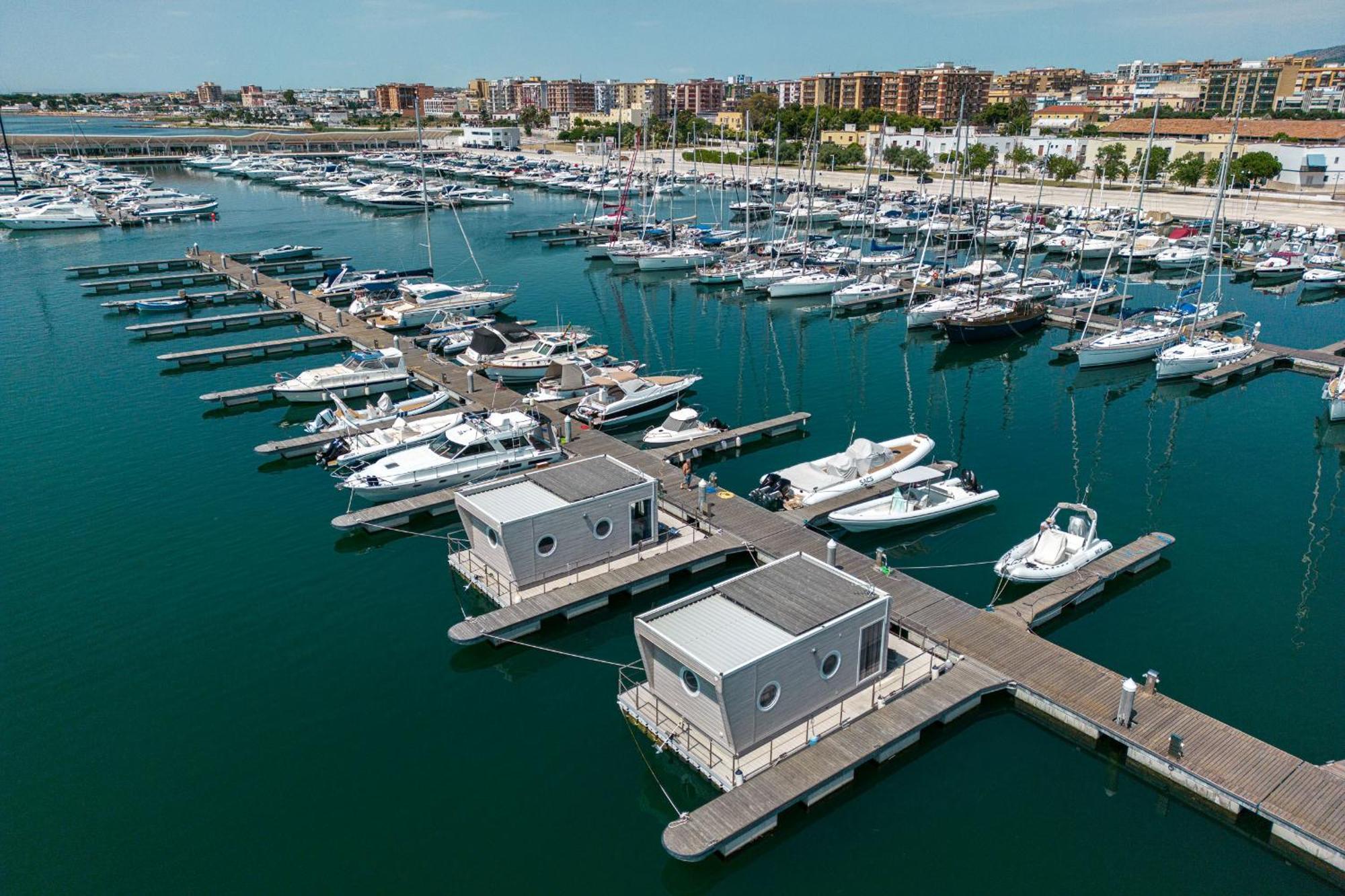 Marina Del Gargano Houseboat Hotel Manfredonia Bagian luar foto