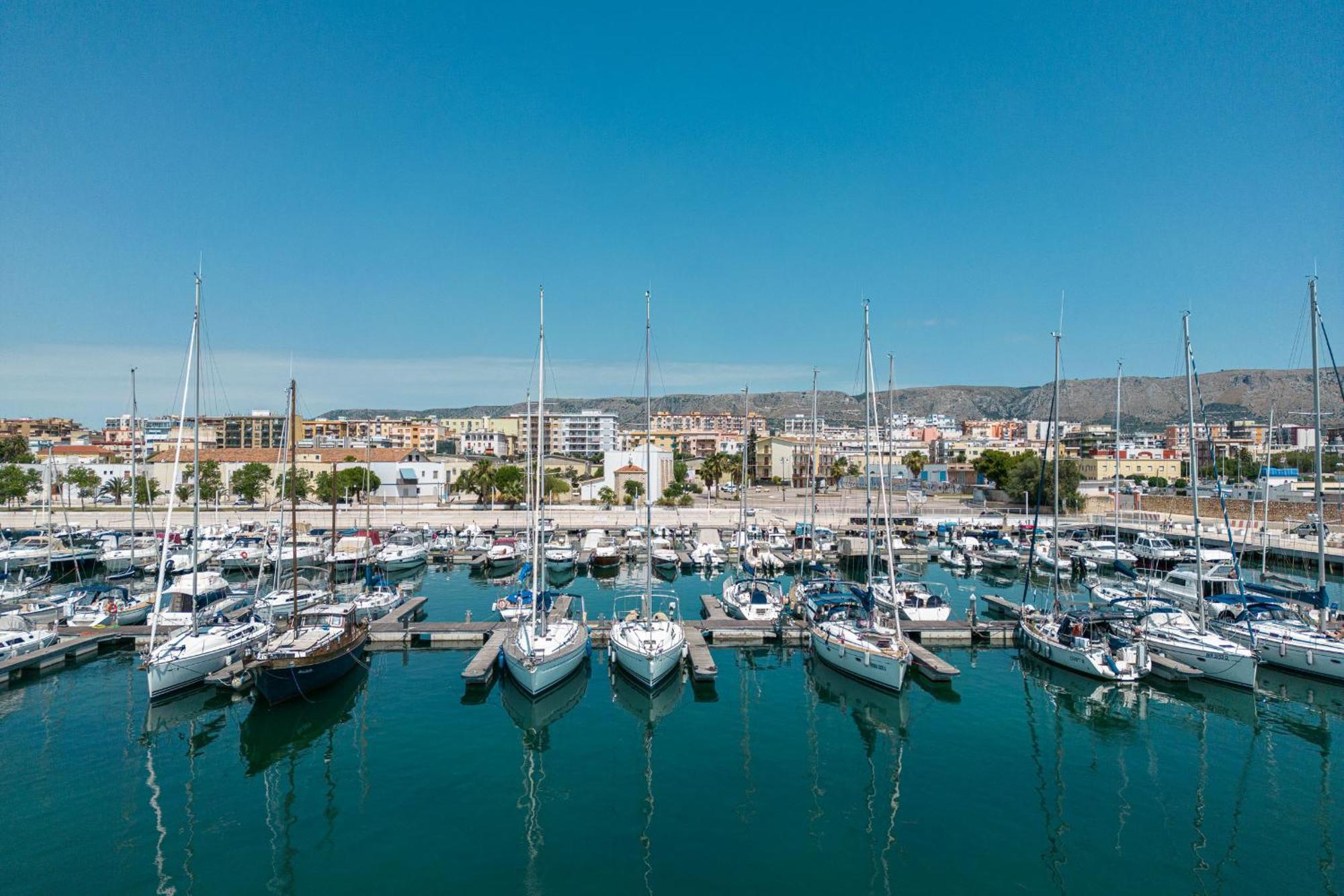 Marina Del Gargano Houseboat Hotel Manfredonia Bagian luar foto