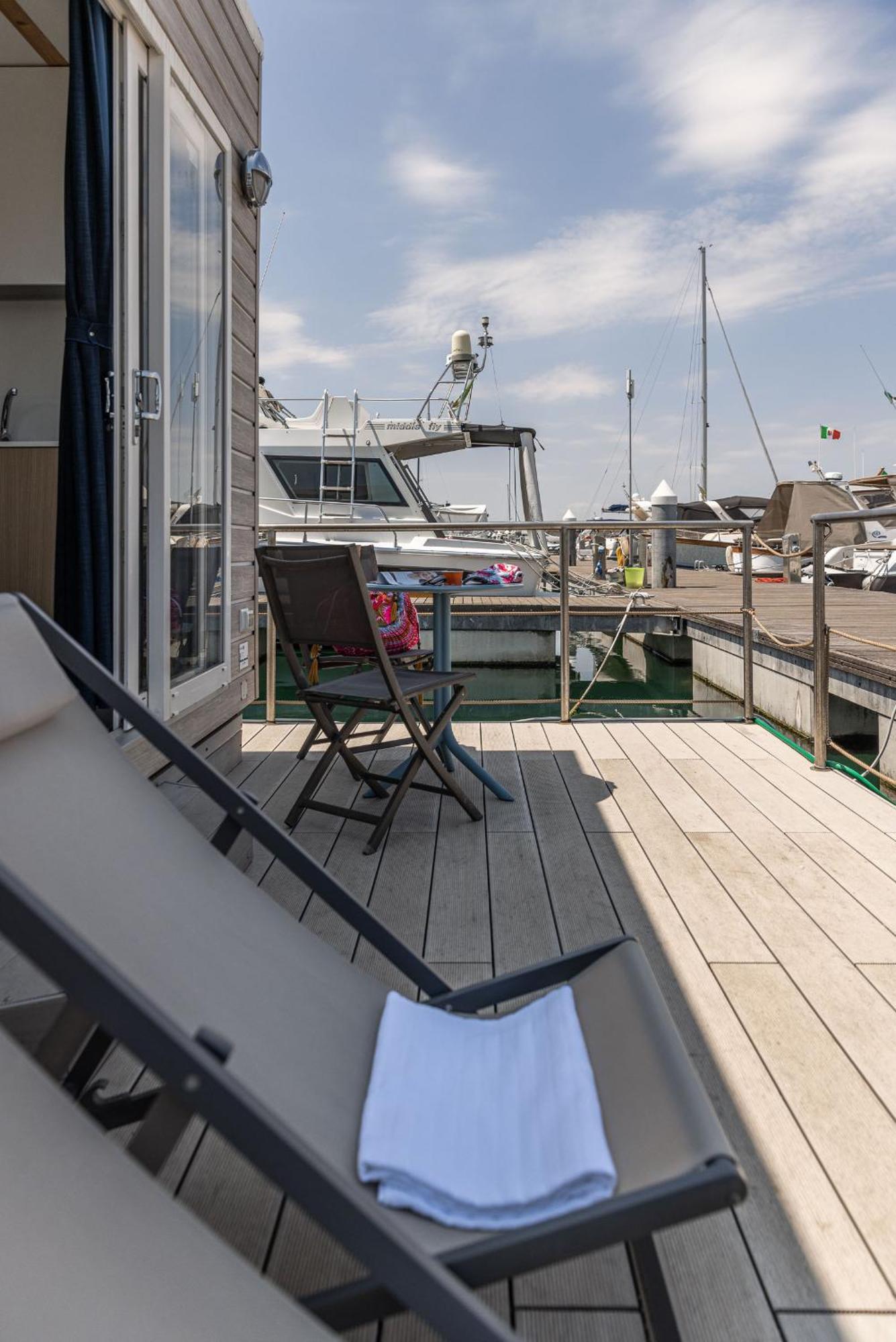 Marina Del Gargano Houseboat Hotel Manfredonia Bagian luar foto