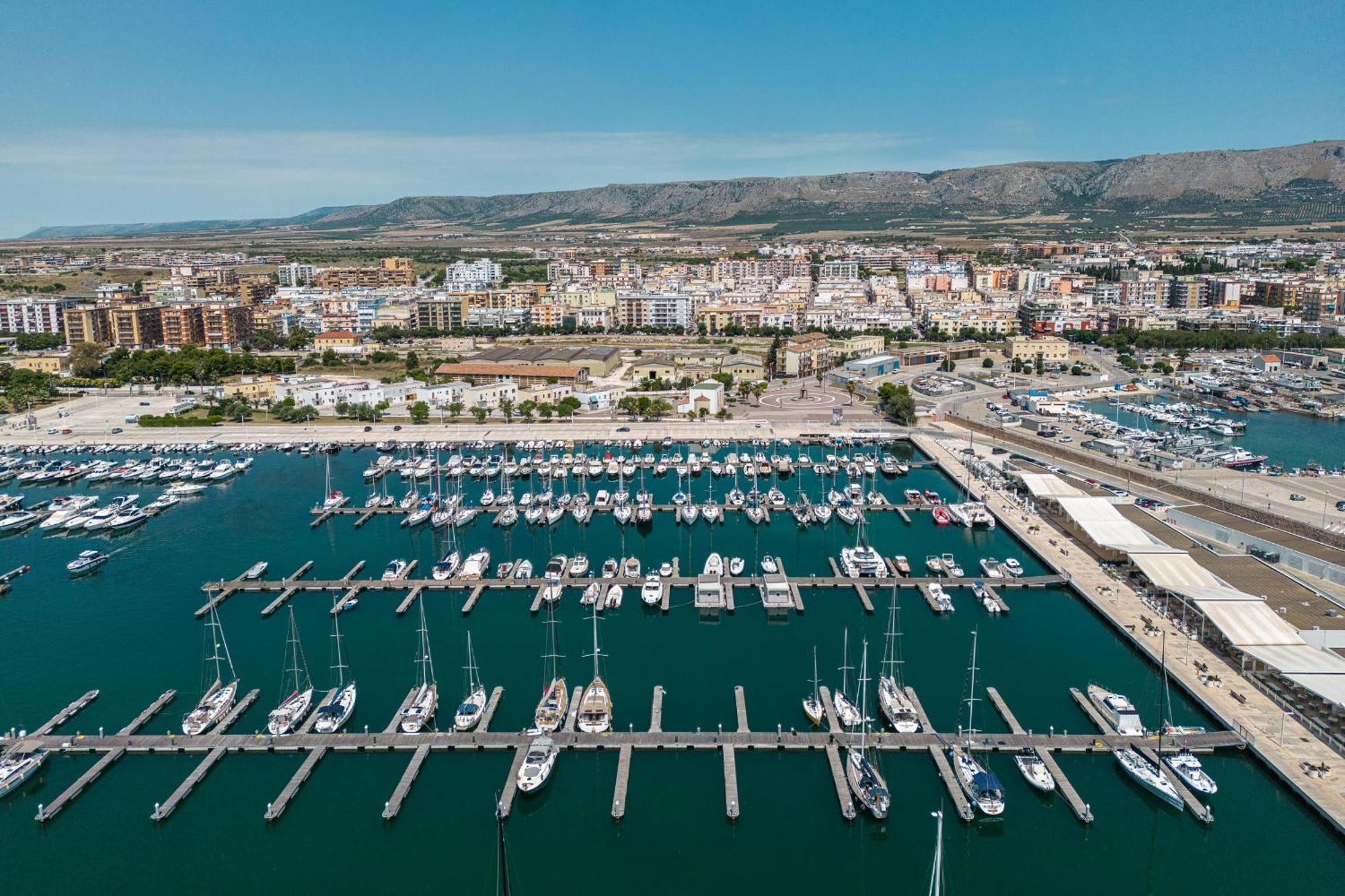 Marina Del Gargano Houseboat Hotel Manfredonia Bagian luar foto