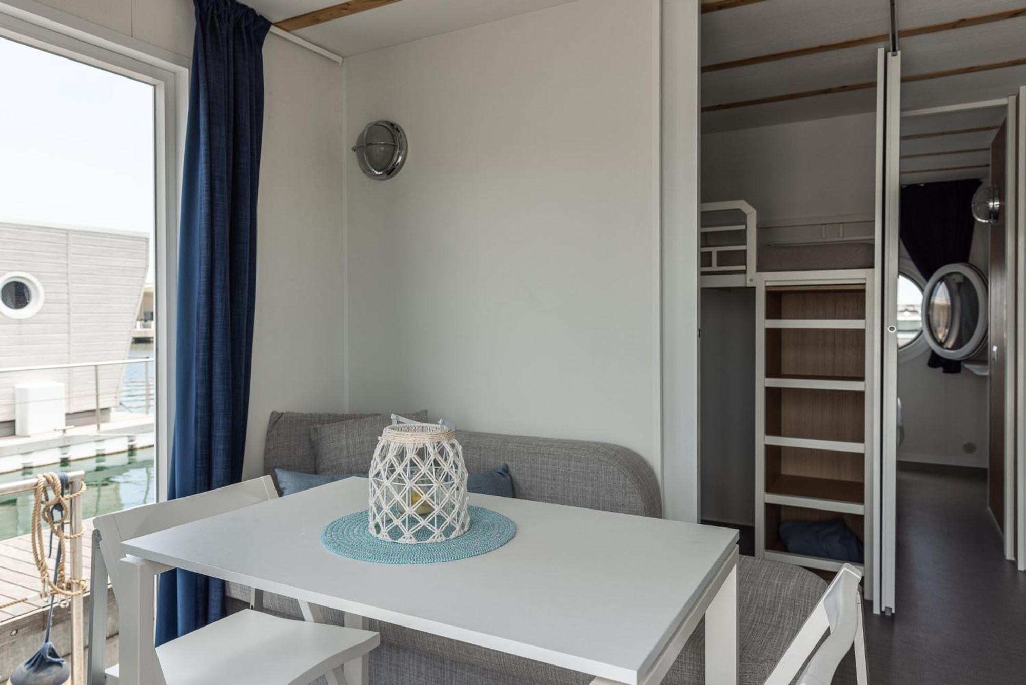 Marina Del Gargano Houseboat Hotel Manfredonia Bagian luar foto