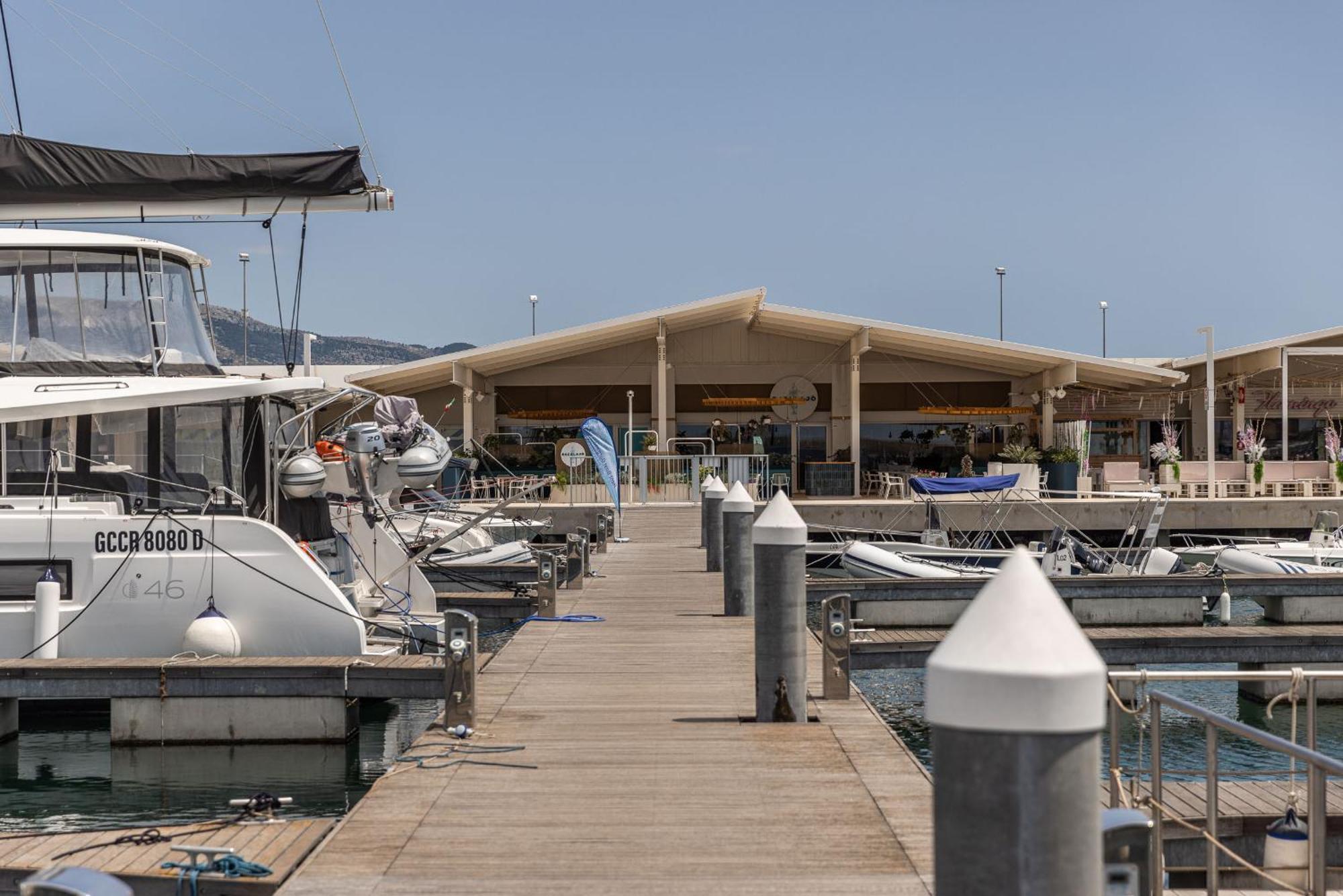 Marina Del Gargano Houseboat Hotel Manfredonia Bagian luar foto
