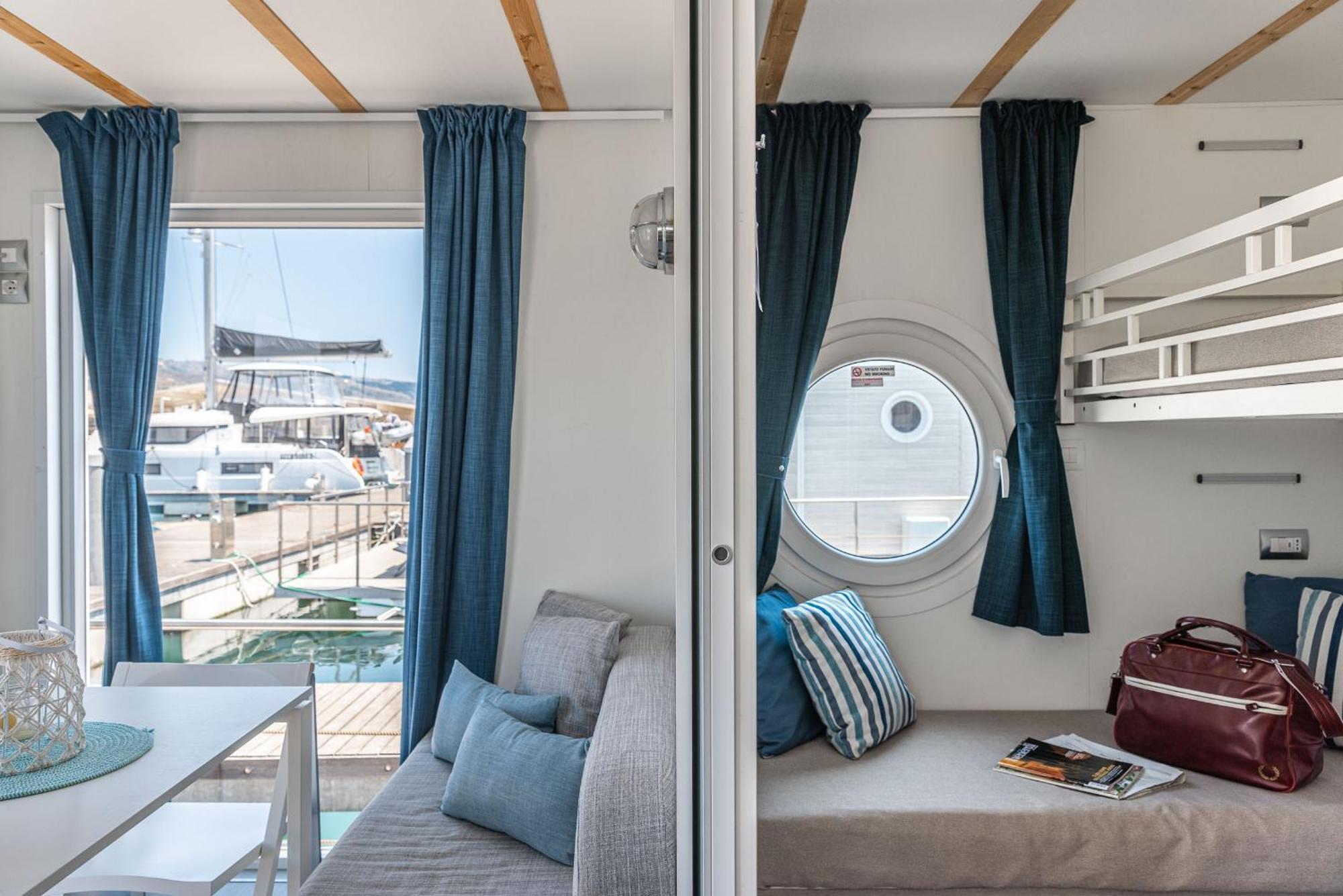 Marina Del Gargano Houseboat Hotel Manfredonia Bagian luar foto
