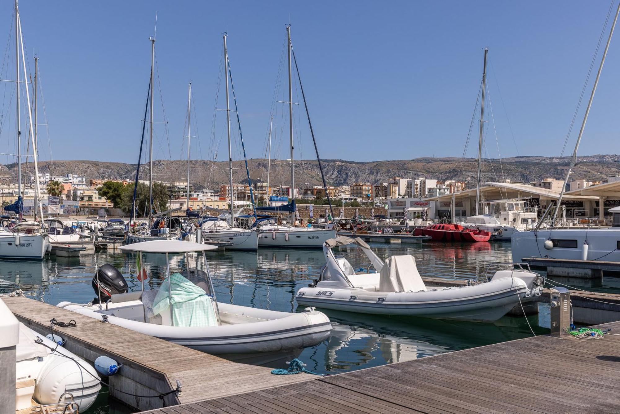 Marina Del Gargano Houseboat Hotel Manfredonia Bagian luar foto